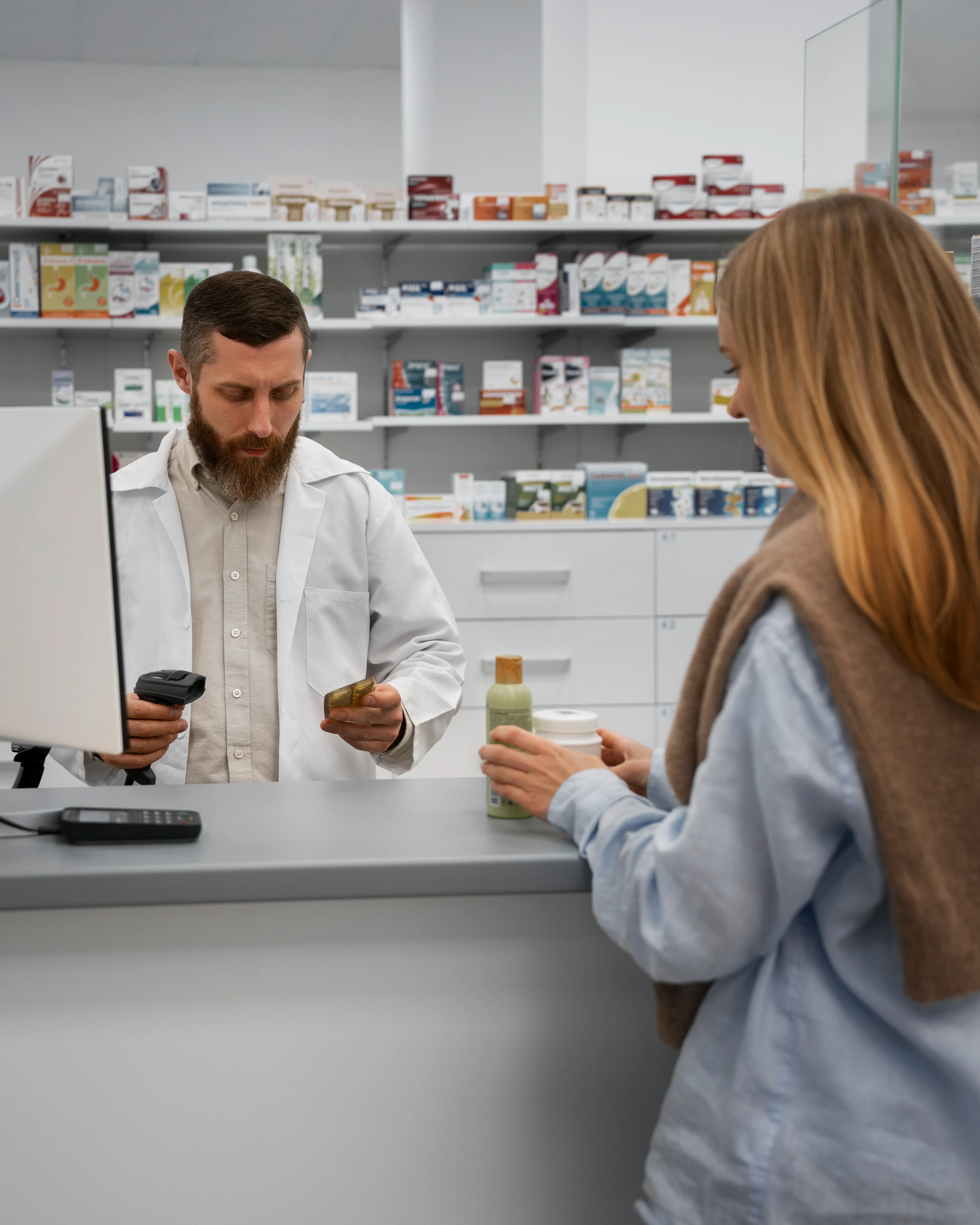 Alltagsbegleitung Madline – Unterstützung bei der Pflege älterer Menschen – männlicher Apotheker, der dem Klienten Medikamente gibt